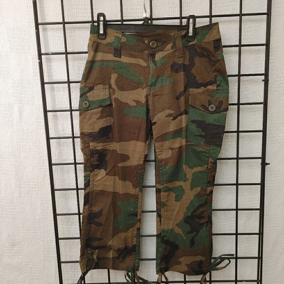 ROTHCO WOMEN'S WOODLAND CAMOUFLAGE CAPRI PANTS. - Picture 2 of 9